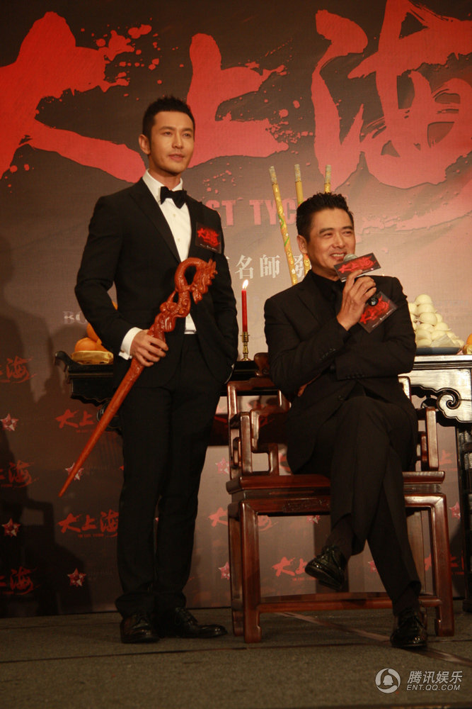 黃曉明下跪拜師周潤發(fā) 再現(xiàn)“拜師門”發(fā)哥當眾調(diào)侃Baby