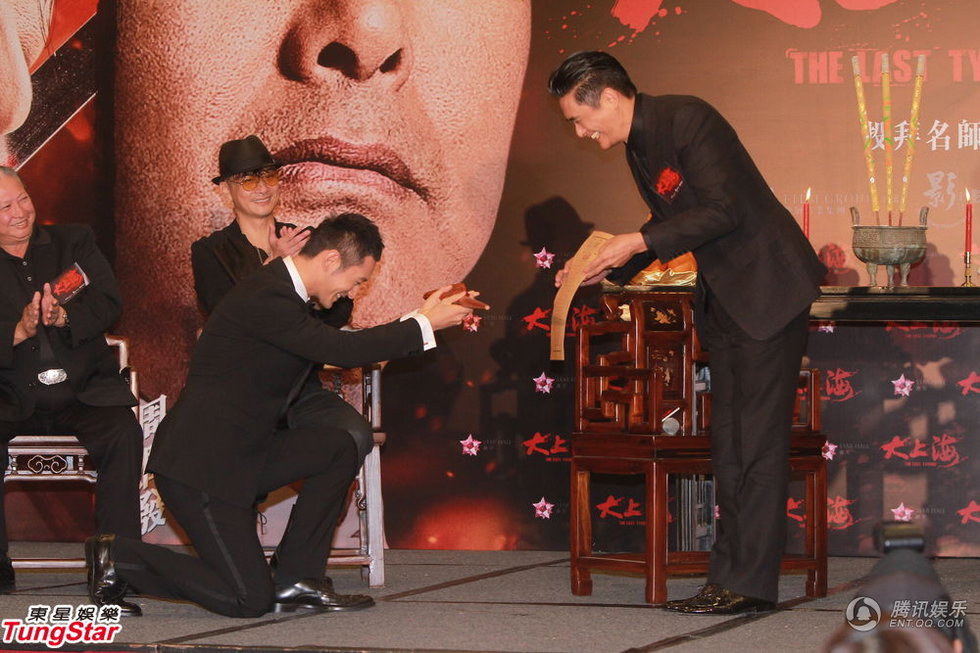 黃曉明下跪拜師周潤(rùn)發(fā) 再現(xiàn)“拜師門(mén)”發(fā)哥當(dāng)眾調(diào)侃Baby