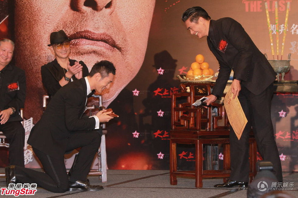 黃曉明下跪拜師周潤發(fā) 再現(xiàn)“拜師門”發(fā)哥當眾調(diào)侃Baby
