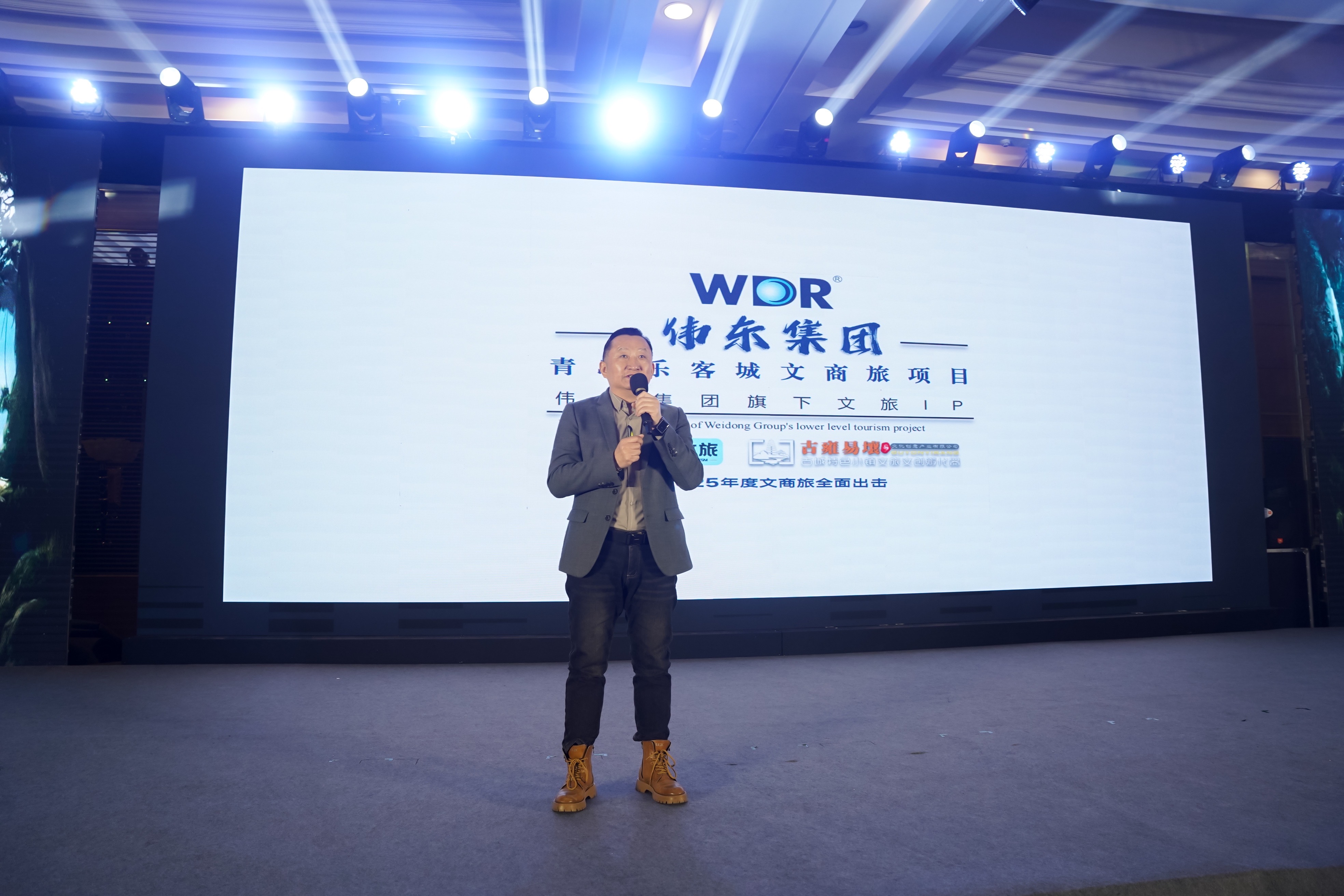 國(guó)內(nèi)知名文旅項(xiàng)目策劃師、樂(lè)客城文商旅項(xiàng)目總策劃師陳琦現(xiàn)場(chǎng)介紹天空戲城項(xiàng)目.jpg