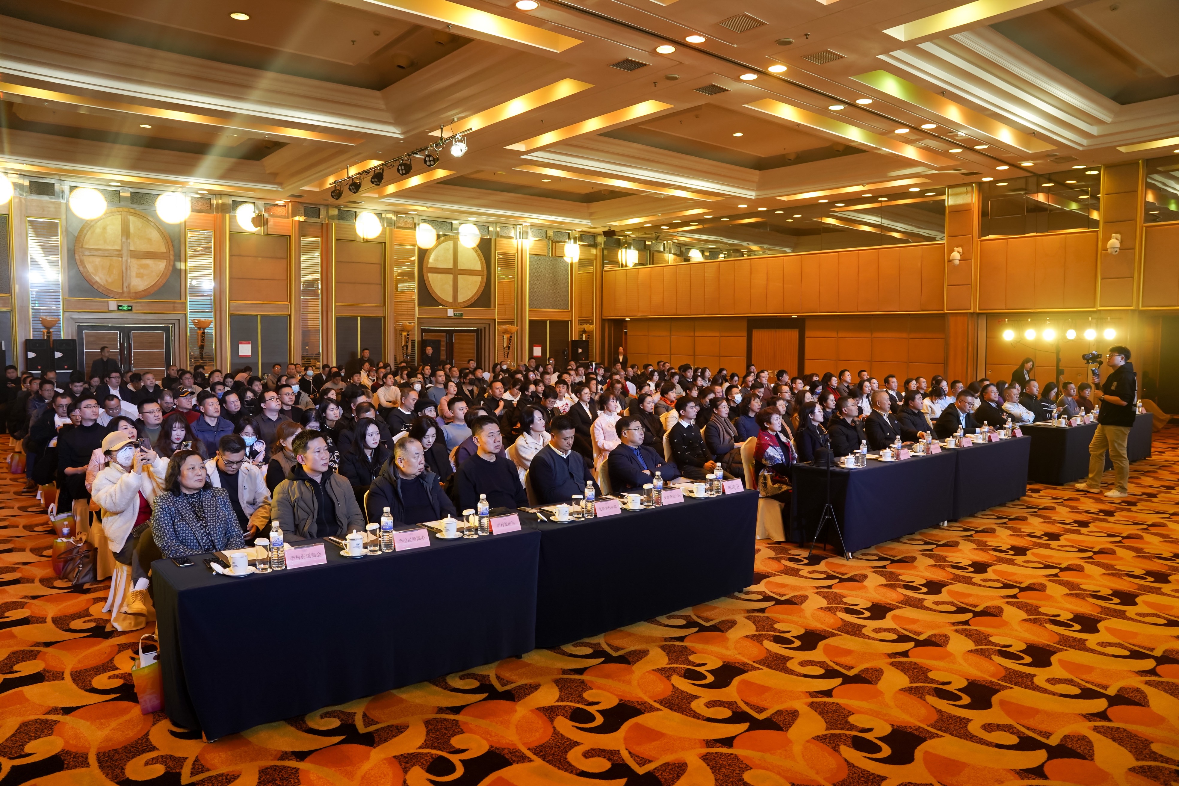 眾多政、商、媒體賓朋齊聚一堂，共同見(jiàn)證此次盛會(huì) (3).jpg