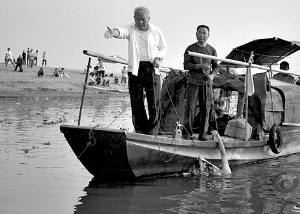 2009年10月24日16∶50，從這個(gè)連續(xù)的手勢(shì)看，并不像是在商量如何靠岸。