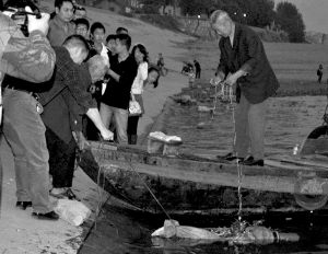 2009年10月24日18∶02，打撈人員把第三名遇難學(xué)生交給長江大學(xué)師生。本組圖片及說明來自張軼