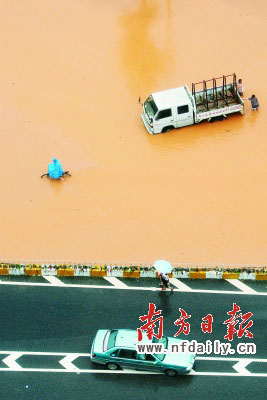 東莞莞太路虎門至東莞方向積水嚴(yán)重,部分車輛受困?！　√K仕日攝