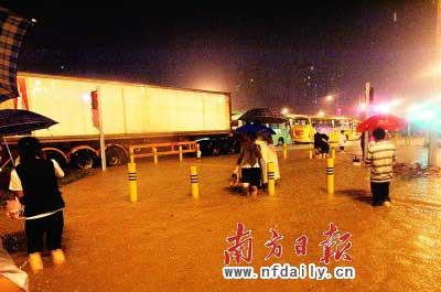 深圳寶安中心城一帶積水深達(dá)半米。丁玎攝