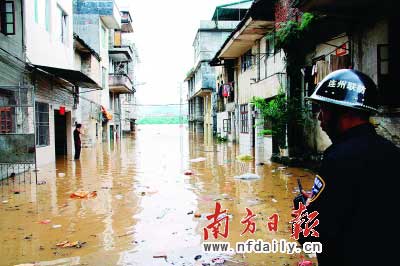 連州市區(qū)出現(xiàn)水浸,一位干警在受災(zāi)點(diǎn)巡邏。　　梁有華陳楚然攝