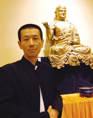 蔡銘超與拍回的明代佛像。