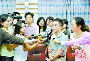 患者楊某凌晨避開媒體出院，廣州市第八人民醫(yī)院的這名負(fù)責(zé)人成為眾記者追逐的焦點。 記者陳安攝