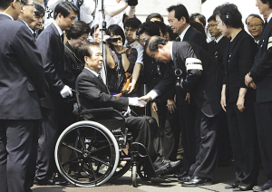 金大中坐著輪椅來到靈堂。