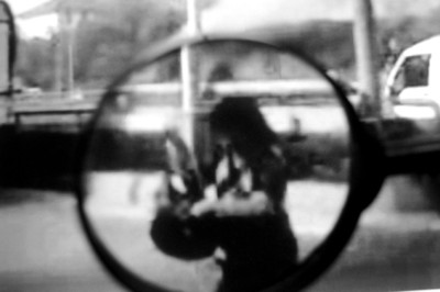 始終關注自己提包的女子令人懷疑