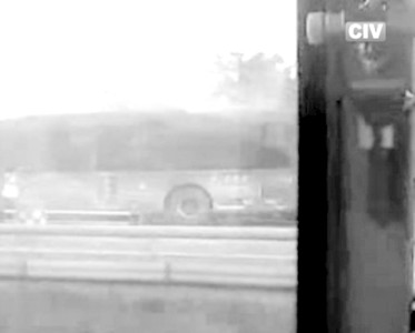 網(wǎng)上流傳的視頻，右側為安全錘