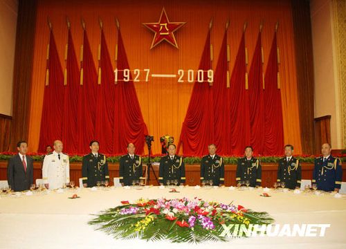 7月31日，中華人民共和國國防部在北京人民大會堂舉行盛大招待會，熱烈慶祝中國人民解放軍建軍82周年。新華社記者王建民攝