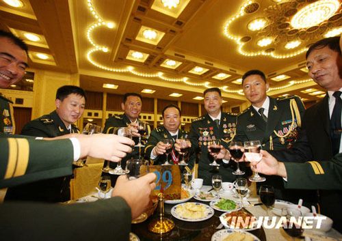 這是出席招待會的解放軍和武警部隊的英模代表舉杯共慶建軍節(jié)。新華社記者王建民攝