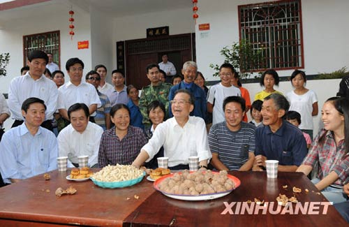 9月24日至26日，中共中央政治局常委、國務(wù)院總理溫家寶來到四川地震災(zāi)區(qū)考察指導(dǎo)災(zāi)后恢復(fù)重建工作，看望慰問廣大干部群眾。這是9月24日，溫家寶在青川縣涼水鎮(zhèn)涼華村災(zāi)后村民新居院內(nèi)向村民了解安居房建設(shè)情況。新華社記者黃敬文攝