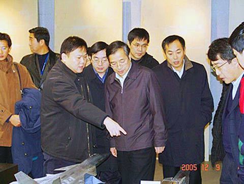 2005年底，上級(jí)領(lǐng)導(dǎo)視察沈飛，左下角即為新型戰(zhàn)機(jī)模型(來源：國防科工委網(wǎng)站)