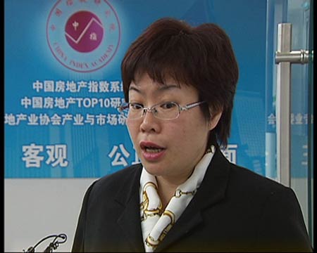 中國指數(shù)研究院副院長黃瑜稱，土地本來就稀缺資源，如果是土地供應(yīng)量減少，那么要的人又多，供給和需求不是很對稱，對價格肯定會起一定的帶動作用。