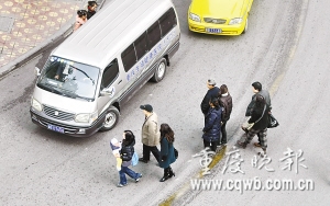 昨日，渝中區(qū)，不少路人隨意穿行在公路中 記者 楊帆 攝