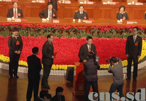 圖為補選為山東省政協(xié)主席的山東省委副書記劉偉在投票。（攝影：張璐）