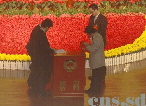 圖為監(jiān)票人和計票人在統(tǒng)計投票箱里的票數(shù)。（攝影：張璐）