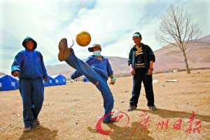 草地上，男孩子們?cè)谔咔?。地震不能抹殺孩子的快樂? id=