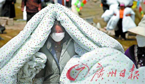 結(jié)古寺災(zāi)民物資臨時(shí)發(fā)放點(diǎn)，領(lǐng)到被褥的受災(zāi)群眾心安了。 記者倪黎祥 攝