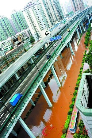 中山一路變成河。 實(shí)習(xí)生 胡國(guó)球 攝