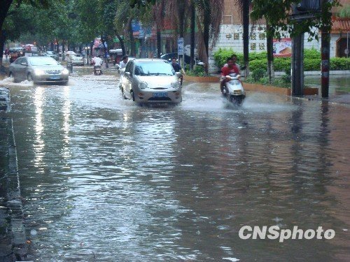 5月14日，暴雨后的廣西北流市新松路發(fā)生內(nèi)澇。受冷暖空氣共同影響，5月13日——5月14日廣西北部地區(qū)出現(xiàn)強(qiáng)降雨天氣，部分地區(qū)出現(xiàn)200毫米以上特大暴雨，廣西局部地區(qū)出現(xiàn)洪澇等次生災(zāi)害。 中新社發(fā) 張希友 攝