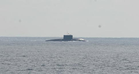 日本軍方公開的4月10日出現(xiàn)在沖繩本島與宮古島之間的公海上水面狀態(tài)行駛的中國海軍基洛級潛艇照片。