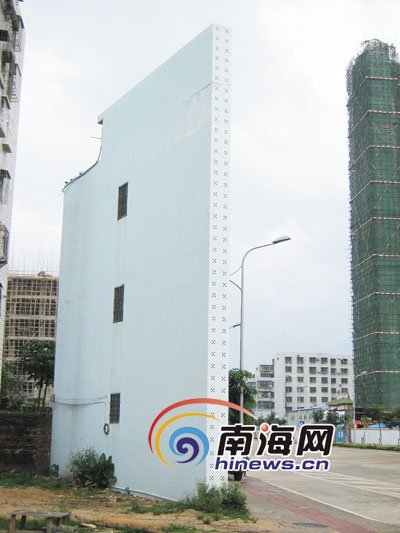 ?？诔霈F(xiàn)一棟“樓薄薄” 最厚處也才3米多