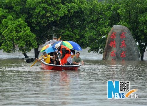 組圖：廣西來(lái)賓一中學(xué)600多名學(xué)生被大水圍困