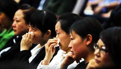 警示教育會(huì)現(xiàn)場(chǎng)上，不少市民聽得熱淚盈眶。圖片來源：重慶晚報(bào)