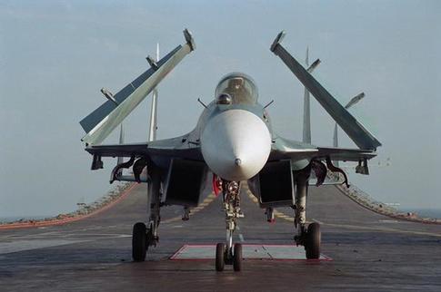 蘇-33型艦載戰(zhàn)斗機(jī)機(jī)翼外段和平尾可折疊。
