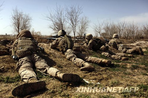 在阿富汗南部赫爾曼德省馬爾賈地區(qū)，美軍狙擊手在一次軍事行動中臥倒隱蔽。新華社/法新