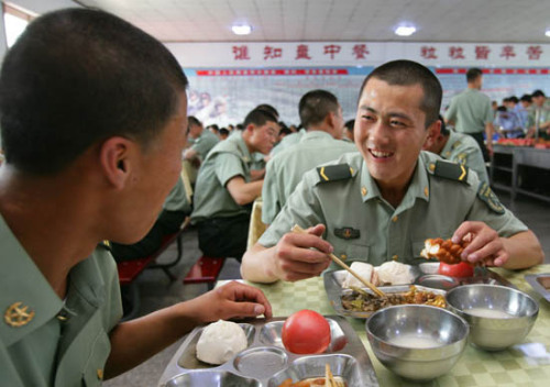 沈陽軍區(qū)禁止個人用公款相互宴請，嚴格控制上下級和同志之間請吃吃請。