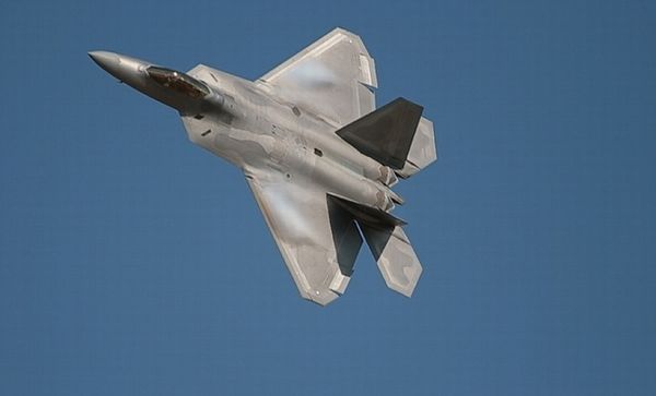 F-22進(jìn)行飛行表演。