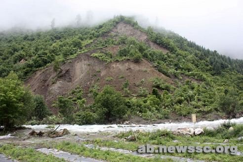 四川阿壩理3萬(wàn)方滑坡體傾瀉 造成3人失蹤(圖)