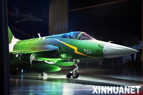 11月23日，在巴基斯坦旁遮普省的卡姆拉，梟龍（JF-17）飛機亮相下線儀式。當(dāng)日，首架在巴基斯坦境內(nèi)制造的梟龍（JF-17）飛機在距巴首都伊斯蘭堡西北約60公里的巴基斯坦飛機制造廠成功下線。梟龍飛機是中巴聯(lián)合投資研發(fā)的先進多用途輕型戰(zhàn)斗機，是兩國重要的合作項目。新華社記者李敬臣攝