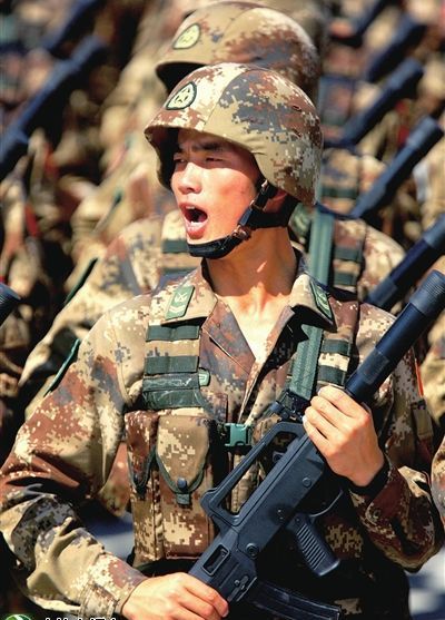 特種兵方隊(duì)在進(jìn)行閱兵式訓(xùn)練。新華社記者查春明攝