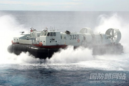 氣墊艇離開母艦，首次駛向深藍。特約記者 鐘魁潤 攝