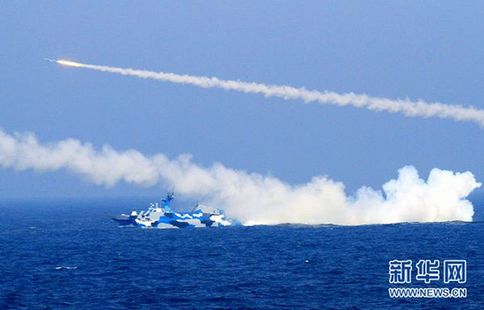 7月初，由海軍東海艦隊數(shù)十艘艦艇和十余架戰(zhàn)機(jī)組成的大型海空編隊，在東海某海域進(jìn)行海空實兵實彈演練。圖為新型導(dǎo)彈艇發(fā)射導(dǎo)彈時的壯觀情景。 新華社記者 查春明 攝