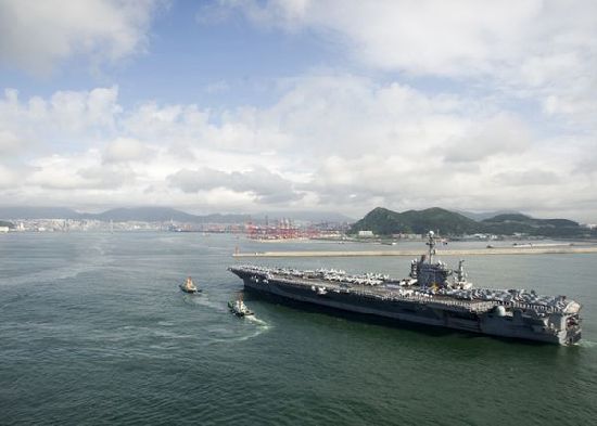 7月21日，參加韓美聯(lián)合軍事演習的美國航空母艦“喬治·華盛頓”號當日抵達韓國釜山港。