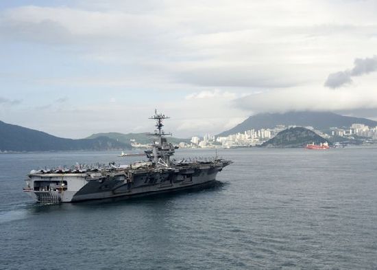 7月21日，參加韓美聯(lián)合軍事演習(xí)的美國(guó)航空母艦“喬治·華盛頓”號(hào)當(dāng)日抵達(dá)韓國(guó)釜山港。