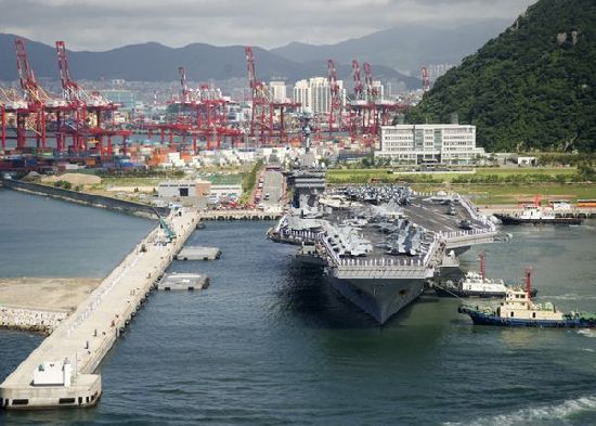7月21日，參加韓美聯(lián)合軍事演習(xí)的美國(guó)航空母艦“喬治·華盛頓”號(hào)當(dāng)日抵達(dá)韓國(guó)釜山港。