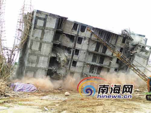 強拆現(xiàn)場，8層違建倒塌瞬間
