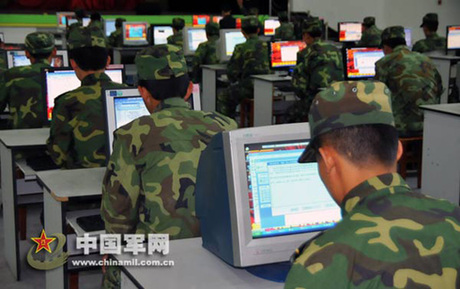 資料圖：解放軍官兵在網(wǎng)絡大課堂里學習。 中國軍網(wǎng) 胡劍歡攝影