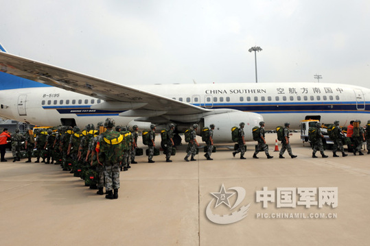 7月27日，濟(jì)南軍區(qū)某集團(tuán)軍在新鄭國(guó)際機(jī)場(chǎng)，舉行了一次帶有實(shí)戰(zhàn)背景的航空輸送兵力演練。