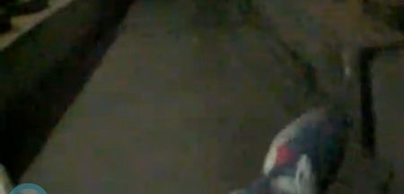 男子躺在在軌道中拍到自己的腳。