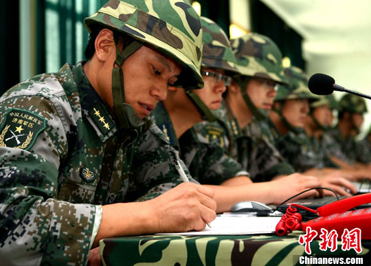 8月3日，代號為“前衛(wèi)--2010”的濟南戰(zhàn)區(qū)防空部隊“單元合成”演練，在魯豫兩省拉開帷幕，軍區(qū)指揮部研究“戰(zhàn)況”。中新社發(fā) 宋吉河 攝