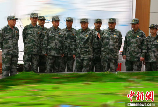 8月3日，代號為“前衛(wèi)--2010”的濟南戰(zhàn)區(qū)防空部隊“單元合成”演練，在魯豫兩省拉開帷幕，軍區(qū)指揮部研究“戰(zhàn)況”。中新社發(fā) 宋吉河 攝