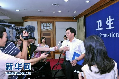 8月10日，衛(wèi)生部新聞發(fā)言人鄧海華（右二）在回答記者的提問。新華社記者 何俊昌 攝